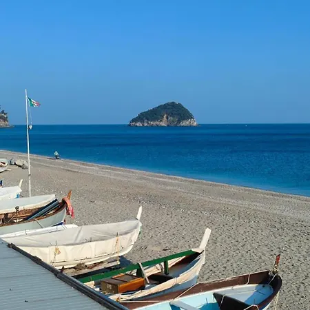 Lägenhet A Due Passi Dal Mare Spotorno